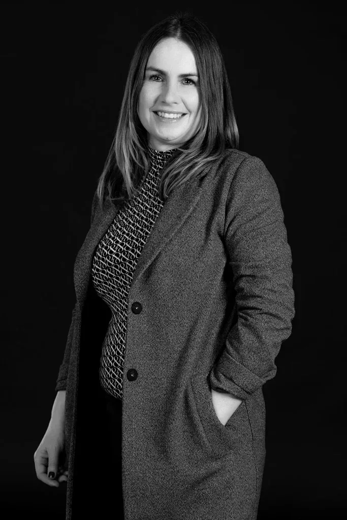 Bewerbungsfoto Frau Business Portrait freundlich dunkler Hintergrund