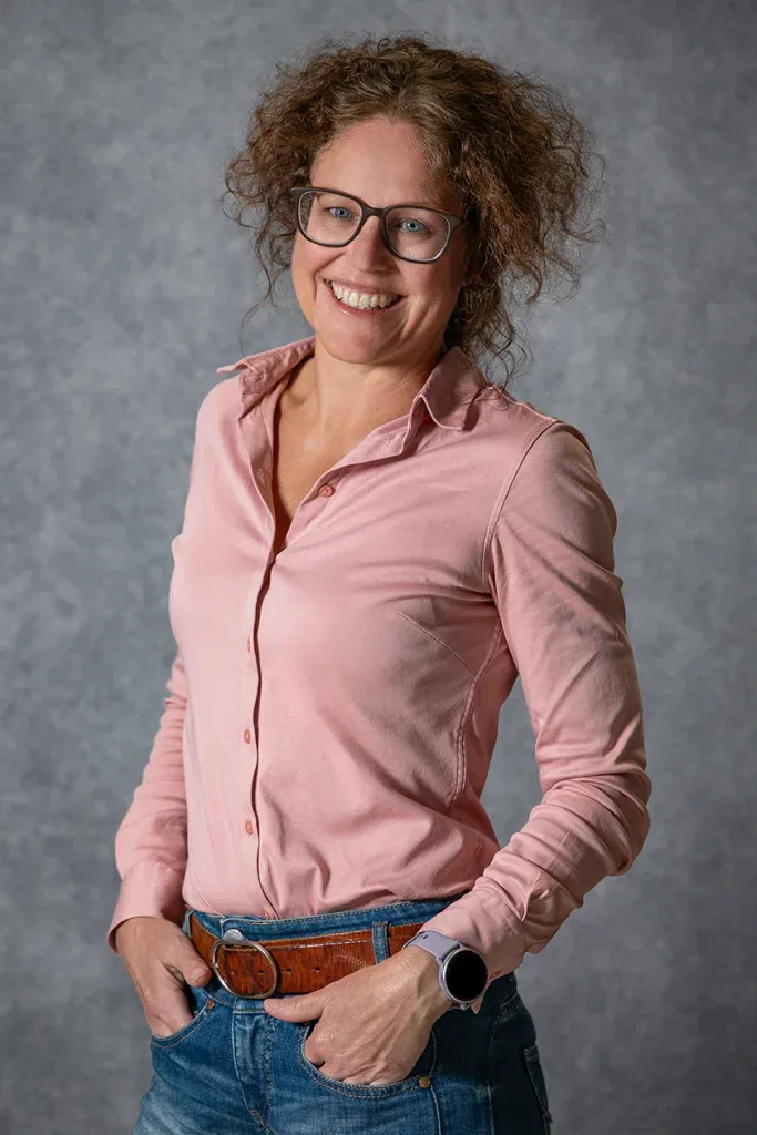Bewerbungsfoto Frau Business Portrait freundlich heller Hintergrund