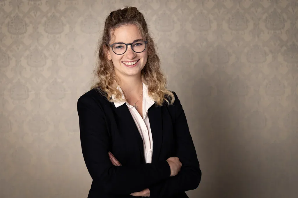 Bewerbungsfoto Frau Business Portrait mit Brille professionell