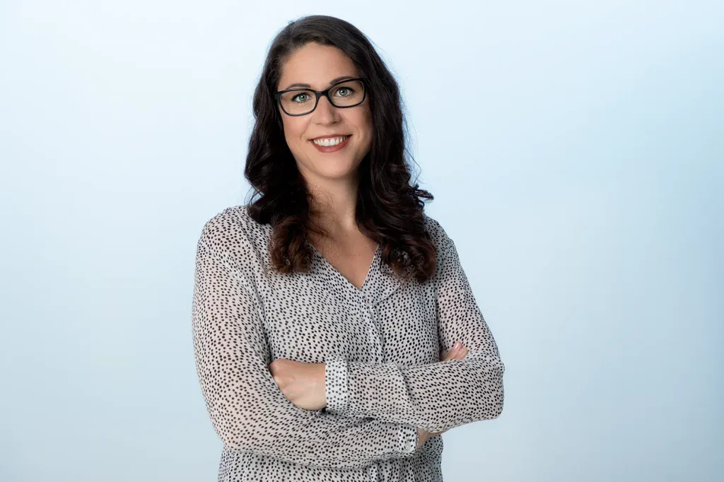 Bewerbungsfoto Frau Business Portrait mit Brille natürlich Studio