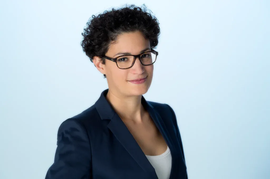 Bewerbungsfoto Frau Business Portrait mit Brille professionell Studio