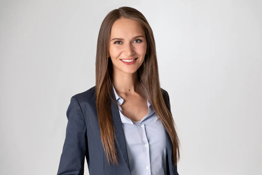 Bewerbungsfoto Frau Business Portrait natürlich und freundlich Studio