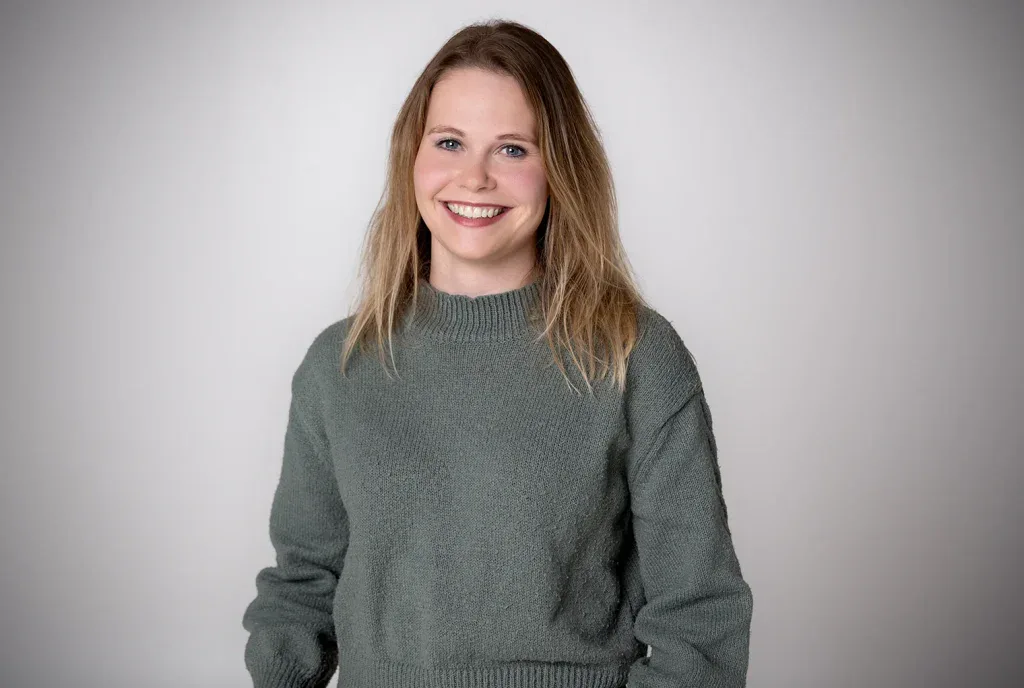 Bewerbungsfoto Frau Business Portrait natürliches Lächeln neutraler Hintergrund