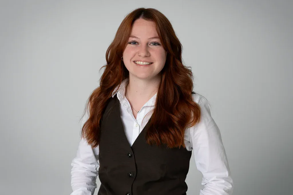 Bewerbungsfoto Frau Business Portrait natürliches Lächeln Studio