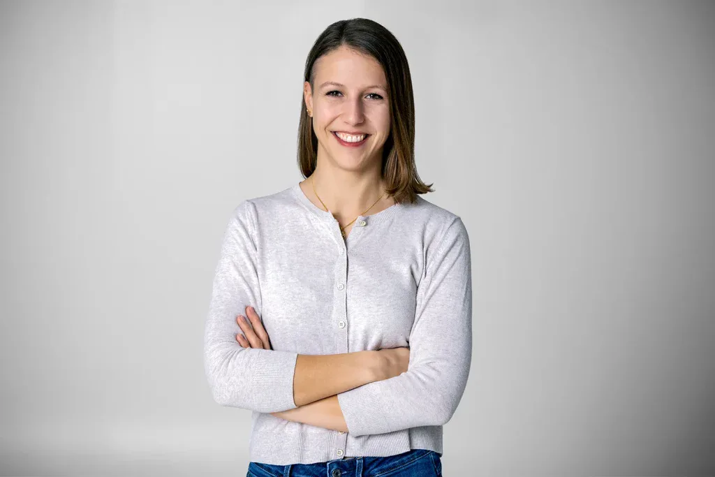 Bewerbungsfoto Frau Business Portrait neutraler Hintergrund professionell