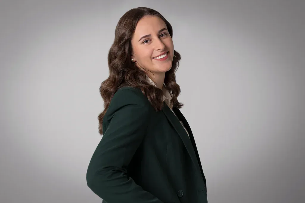 Bewerbungsfoto Frau Business Portrait seitliche Pose freundlich Studio