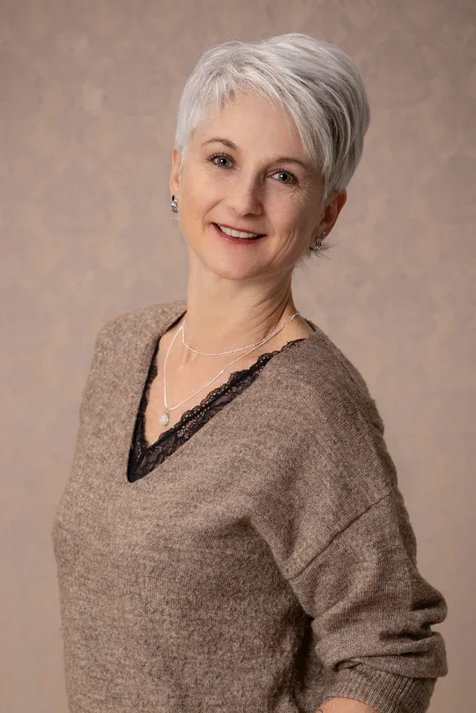 Bewerbungsfoto Frau Business Portrait weicher Hintergrund freundlich