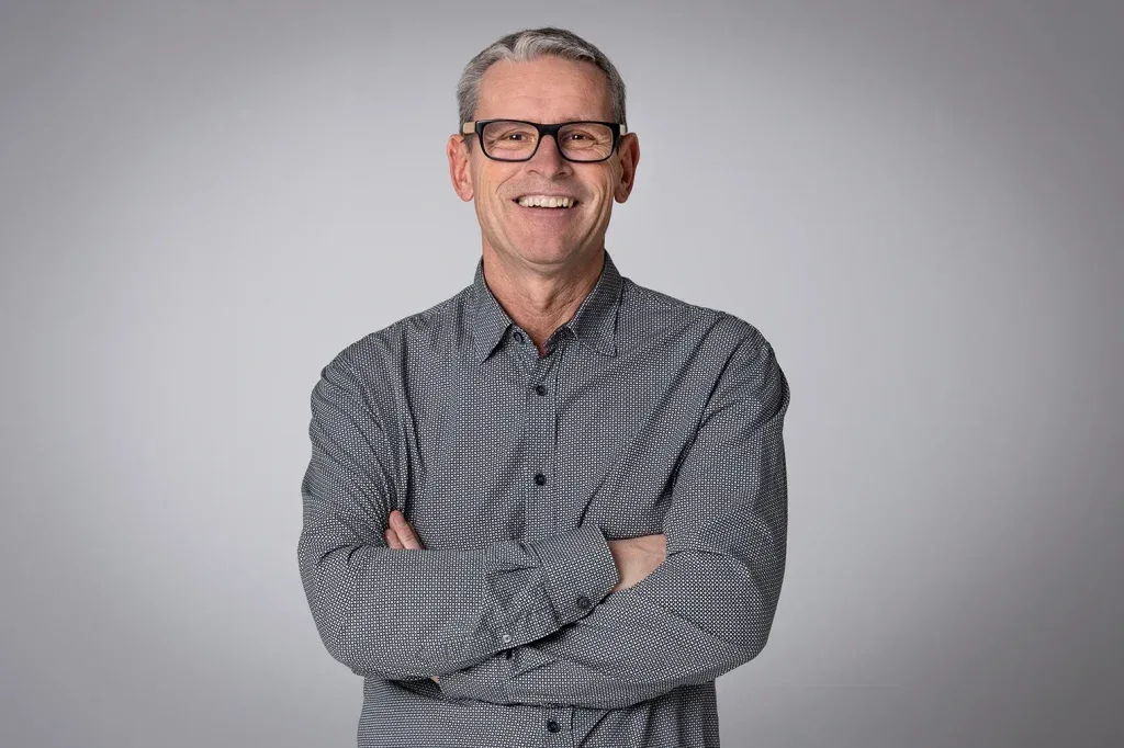 Bewerbungsfoto Mann Business Portrait mit Brille freundlich Studio