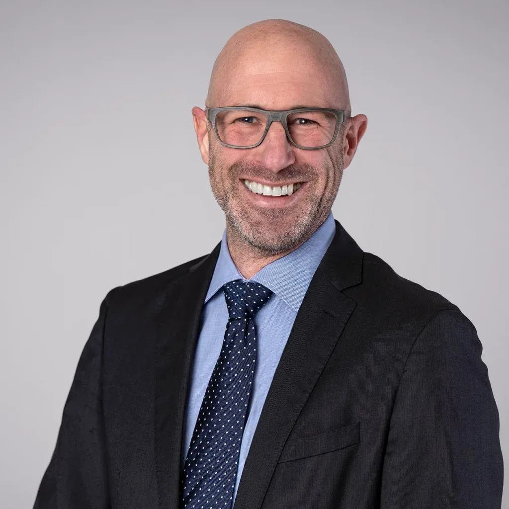 Bewerbungsfoto Mann Business Portrait mit Brille professionell Studio