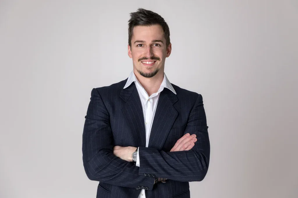Bewerbungsfoto Mann Business Portrait modern und selbstbewusst Studio