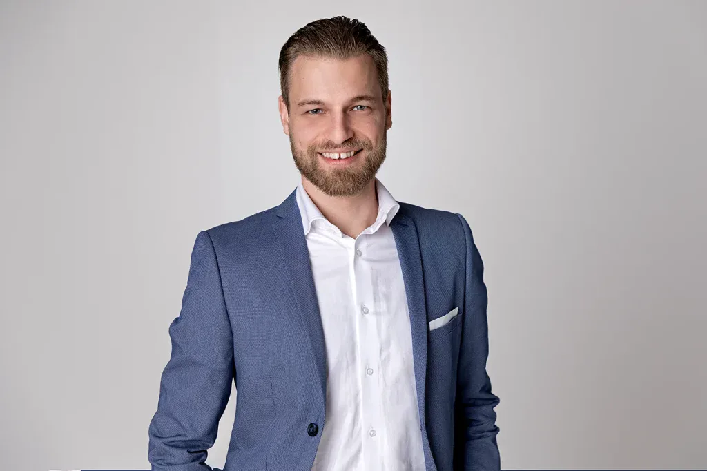 Bewerbungsfoto Mann Business Portrait moderner Look Studio