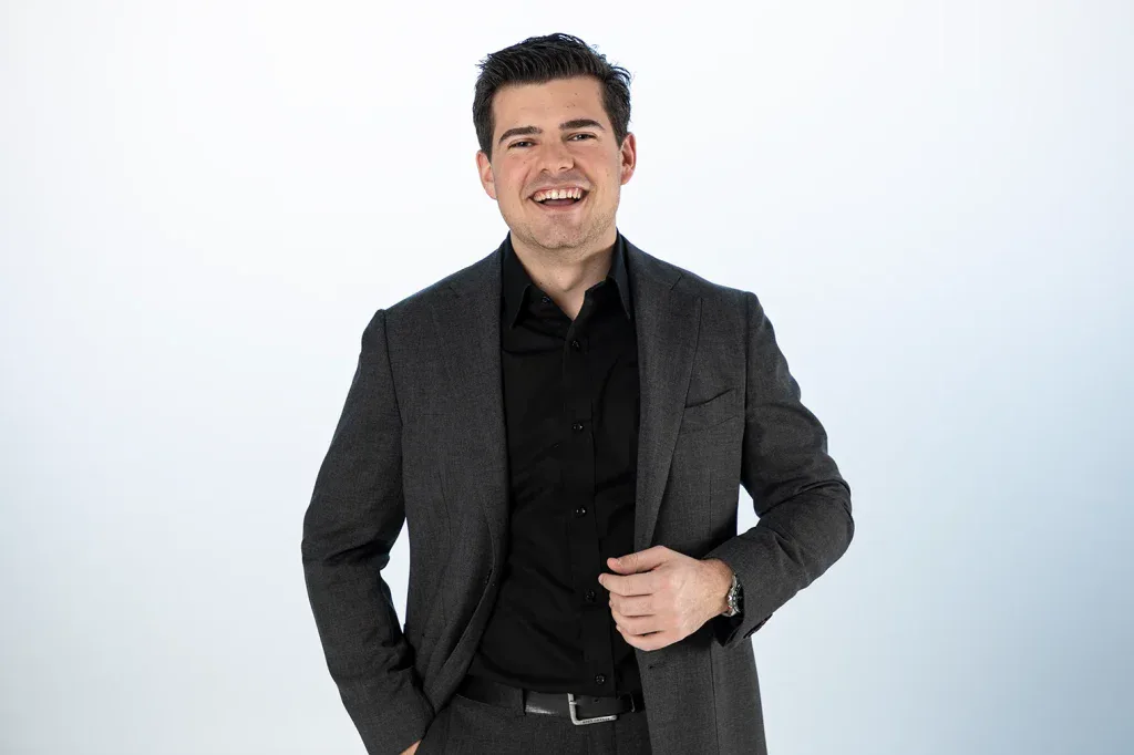 Bewerbungsfoto Mann Business Portrait selbstbewusst Studioaufnahme