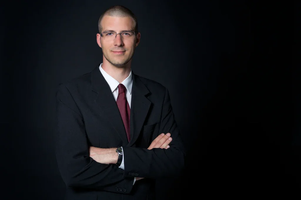 Bewerbungsfoto Mann Business Portrait seriös dunkler Hintergrund