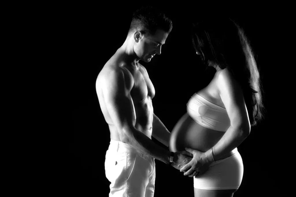 Liebevolles Babybauch Shooting mit Partner in Zofingen, ruhigem Licht und emotionaler Schwarzweiss-Stimmung