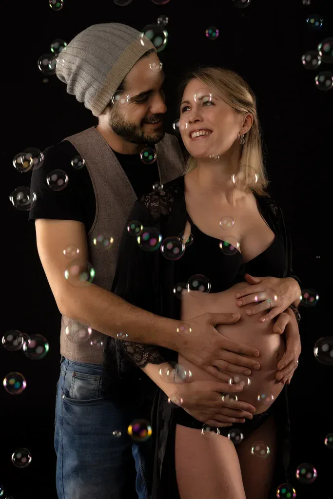 Liebevolles Babybauch Shooting mit Partner in Zofingen, Seifenblasen und verspielter Studioatmosphäre