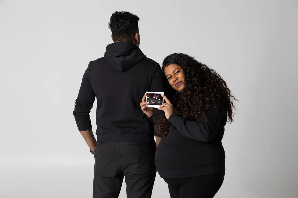 Natürliches Babybauch Shooting in Zofingen mit werdenden Eltern und Ultraschallbild im Fotostudio Fokus