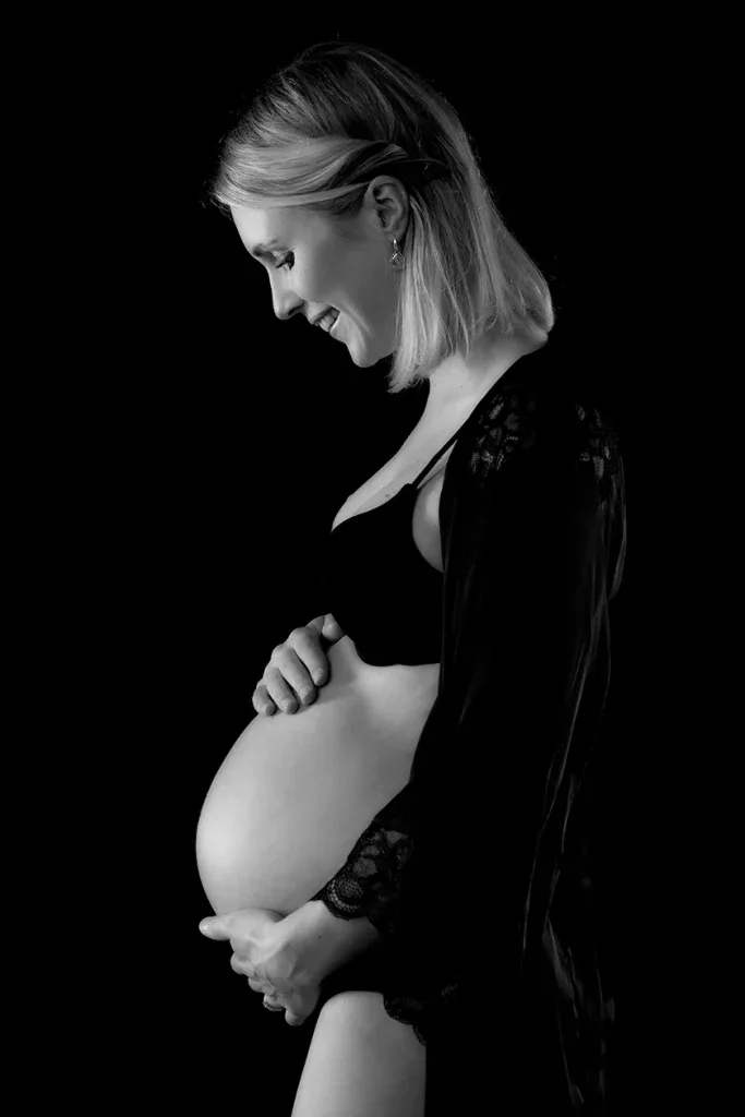 Schwarzweisses Babybauchfoto in Zofingen mit sanftem Licht, natürlichem Lächeln und liebevollem Moment