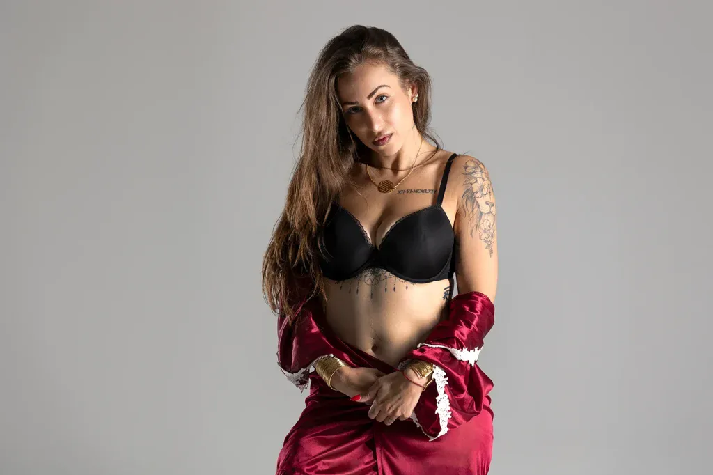 Schwarzweisses Dessous Shooting mit eleganter Körperhaltung, Spitze und ausdrucksstarkem Studiolicht