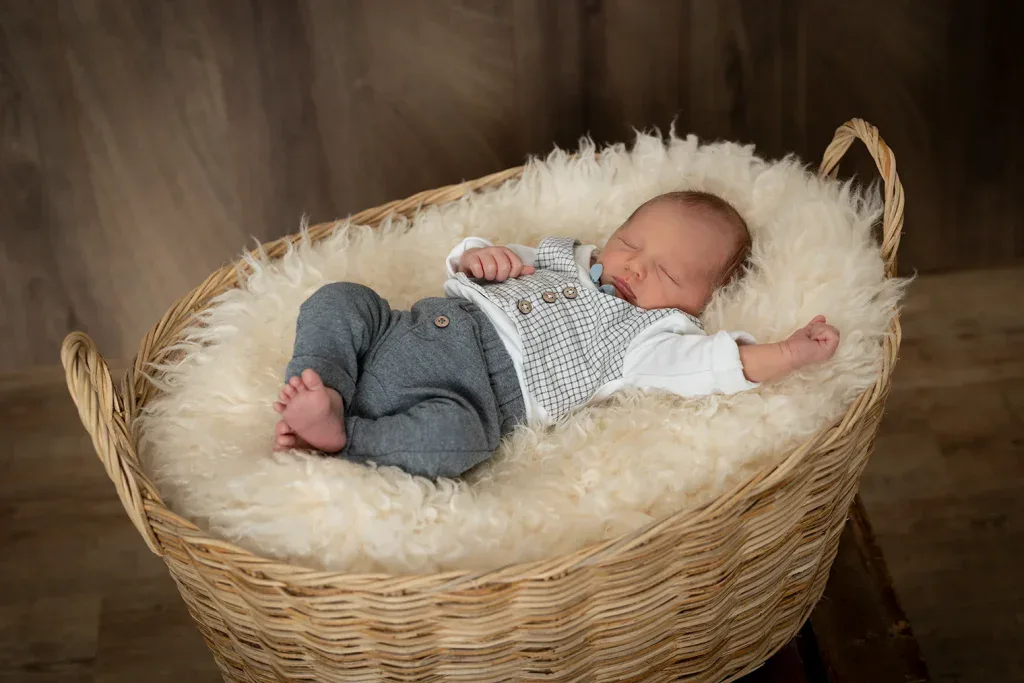 Natürliches Newborn Shooting in Zofingen mit schlafendem Baby im Korb, weicher Decke und ruhiger Atmosphäre
