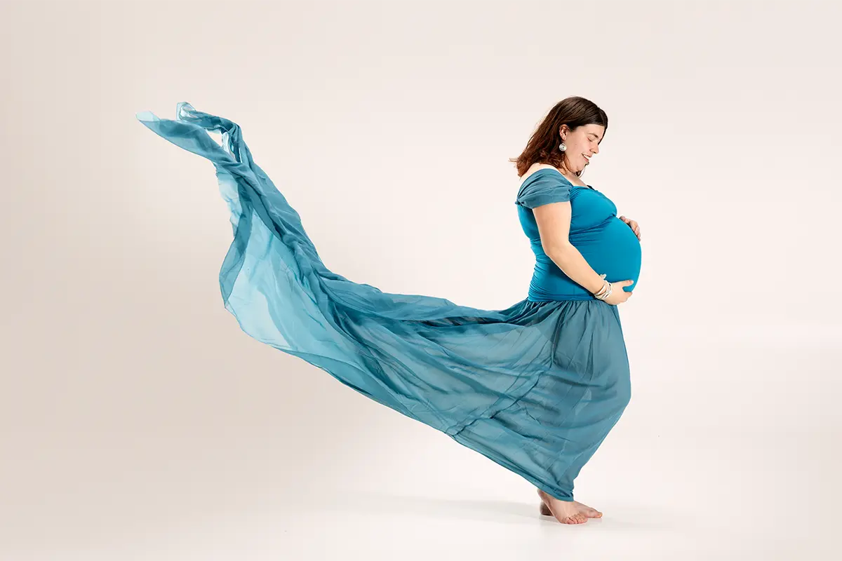 Natürliches Babybauch Shooting in Zofingen mit blauem Kleid und ruhiger, liebevoller Bildstimmung