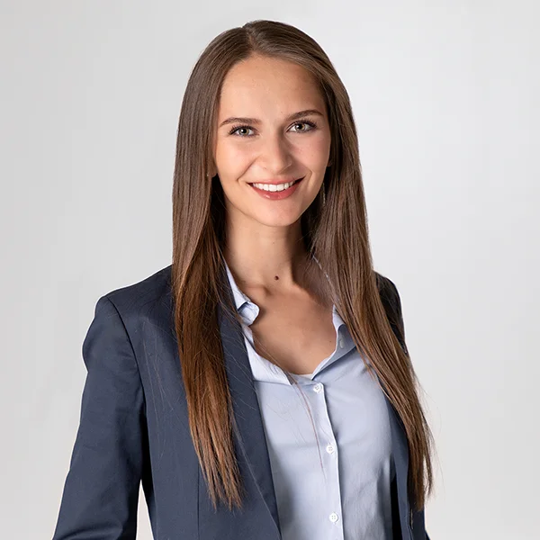 Porträt einer jungen Frau im Blazer vor hellem Hintergrund für Bewerbung und LinkedIn