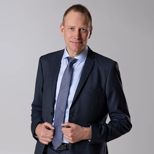 Klassisches Bewerbungsfoto und Businessportrait eines Mannes mit Anzug und Krawatte für Bewerbung, LinkedIn und CV