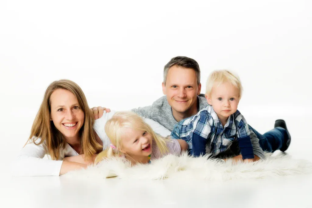 Klassisches Familienportrait in Zofingen mit Eltern und zwei Kindern vor dunklem Hintergrund