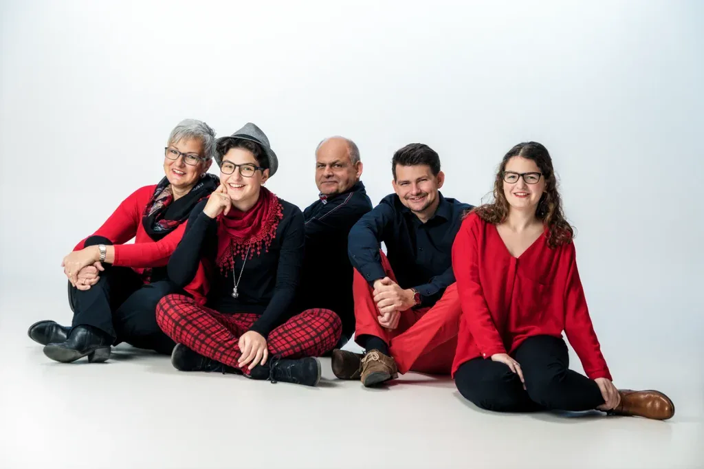 Natürliches Familienfoto in Zofingen mit fünf Personen, hell fotografiert und farblich harmonisch abgestimmt