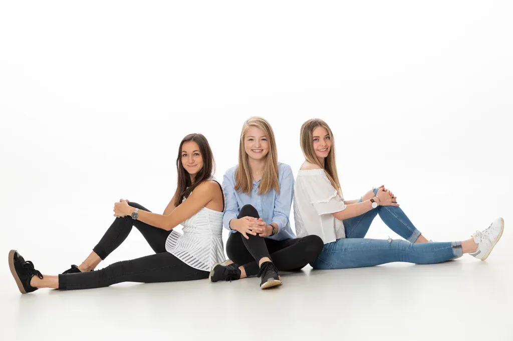 Natürliches Friends-Shooting in Zofingen mit drei Freundinnen sitzend im hellen Fotostudio