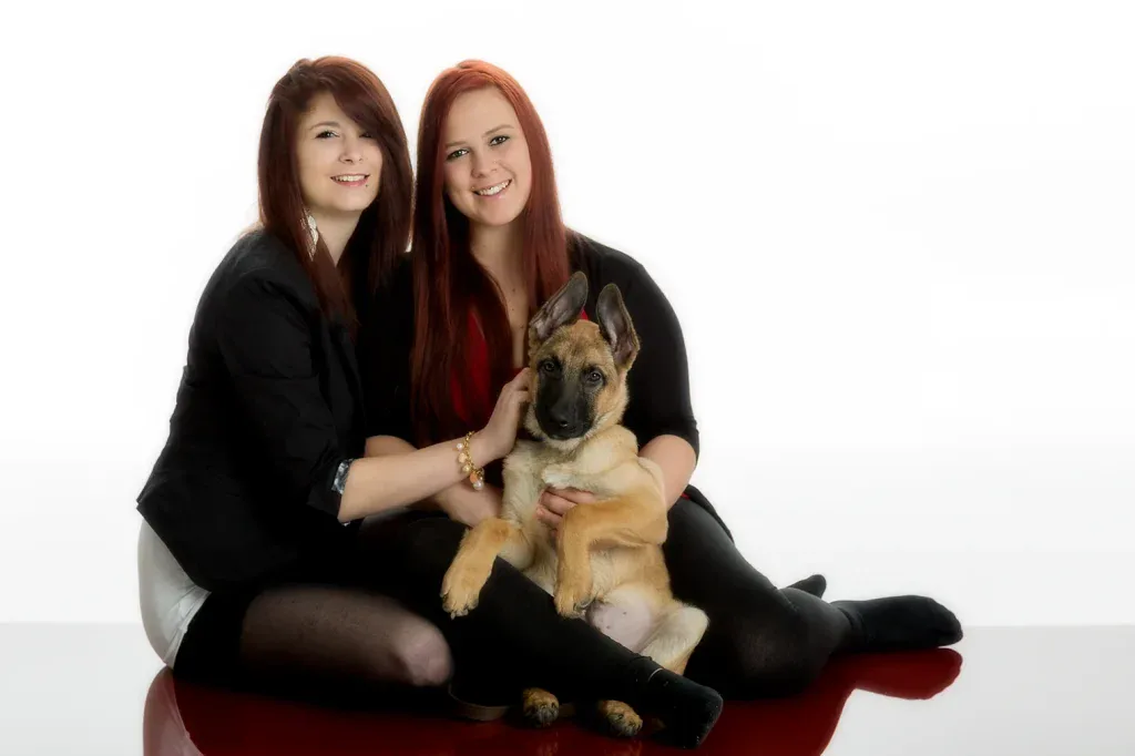 Friends-Shooting in Zofingen mit zwei Freundinnen und Hund in heller Studioatmosphäre