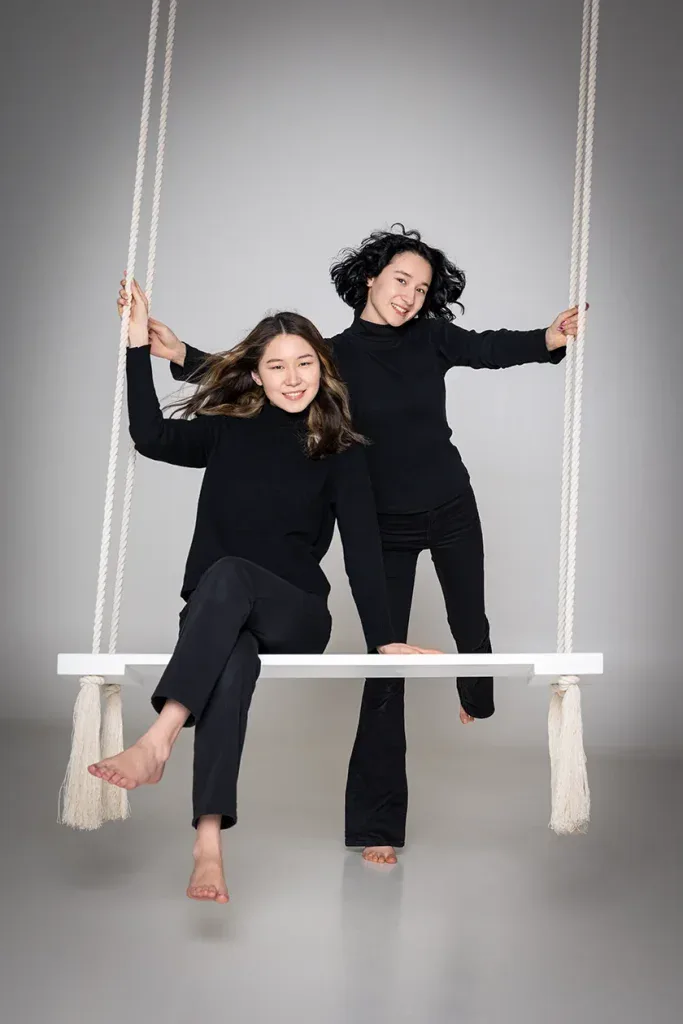 Verspieltes Friends-Shooting in Zofingen mit zwei Freundinnen auf einer Studioschaukel