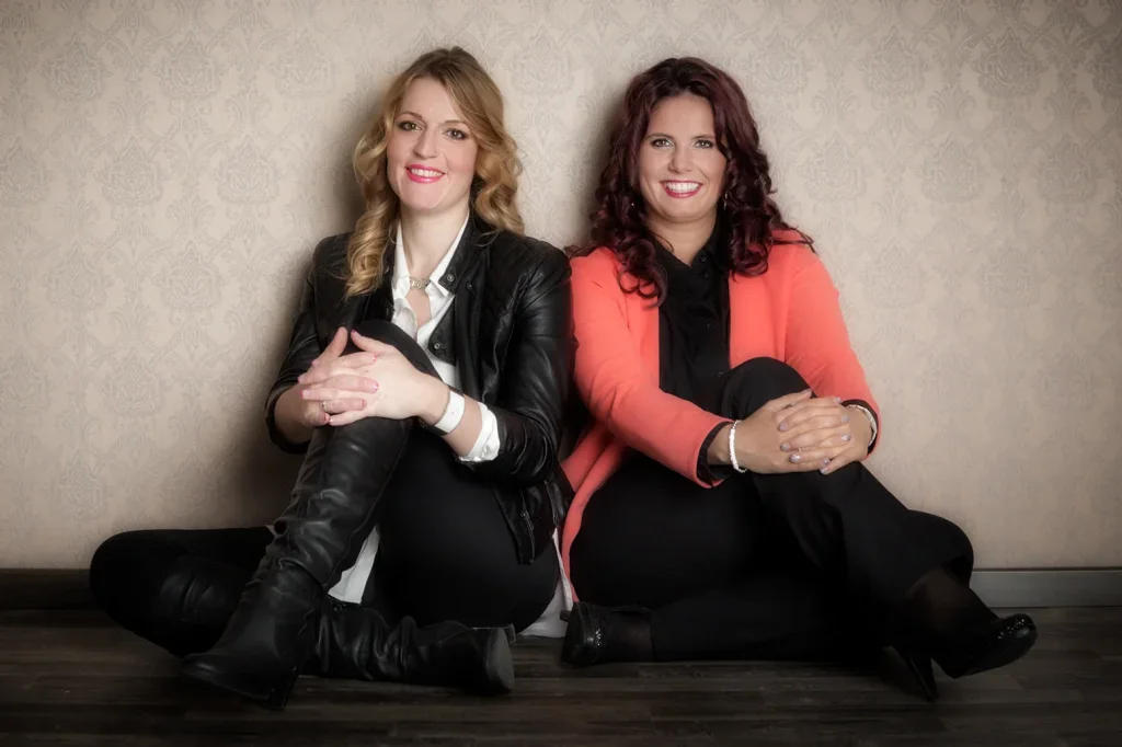 Studioaufnahme von zwei Frauen beim Friends-Shooting in Zofingen mit eleganter und persönlicher Bildwirkung
