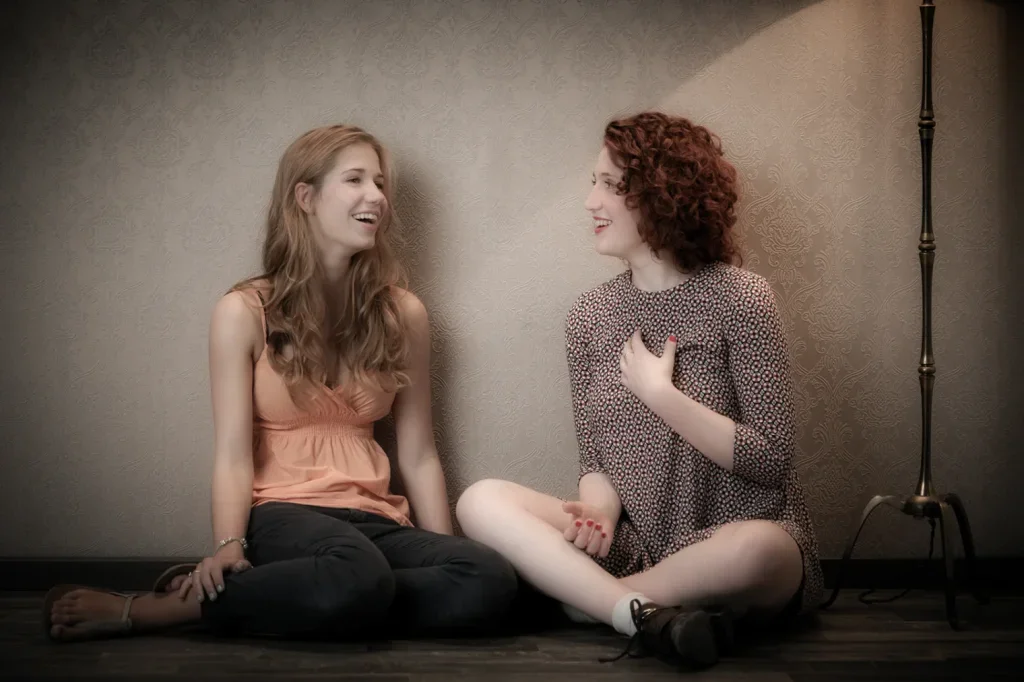 Lockeres Friends-Shooting mit zwei Freundinnen im Fotostudio, natürlichem Lachen und entspannter Bildstimmung