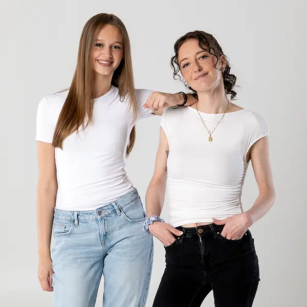 Natürliches Friends-Shooting in Zofingen mit zwei Freundinnen in heller Studioatmosphäre