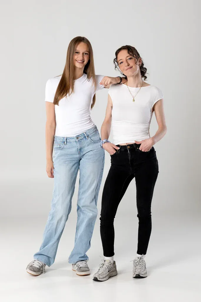 Natürliches Friends-Shooting in Zofingen mit zwei Freundinnen in heller Studioatmosphäre