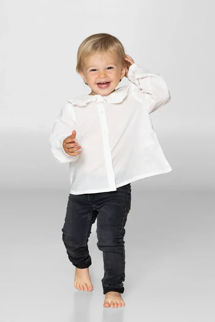 Fröhliches Kinderportrait in Zofingen mit Kleinkind im hellen Fotostudio, natürlich und lebendig fotografiert