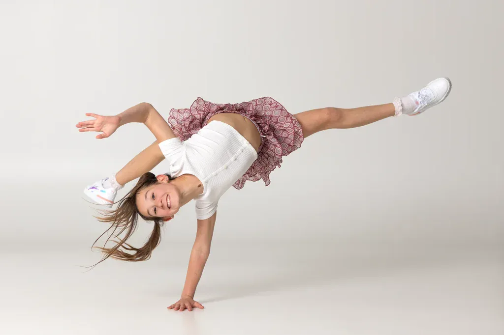 Lebendiges Kindershooting in Zofingen mit Mädchen beim Handstand, hell fotografiert und voller Energie