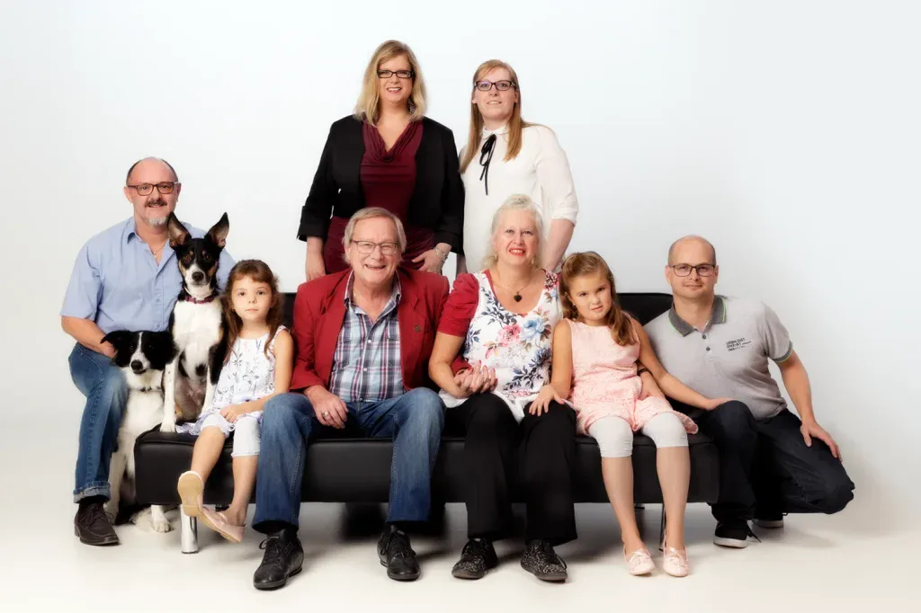 Grosses Familienfoto in Zofingen mit mehreren Generationen, Kindern und Hund im Fotostudio