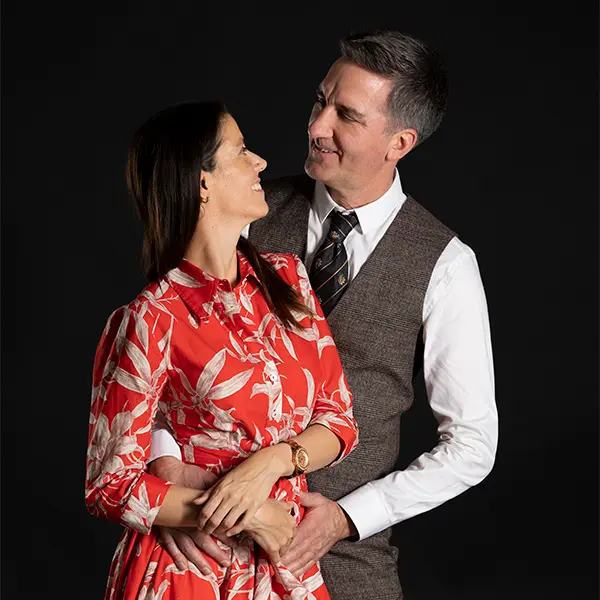 Elegantes Paarshooting in Zofingen mit stilvoll gekleidetem Paar vor dunklem Studiohintergrund