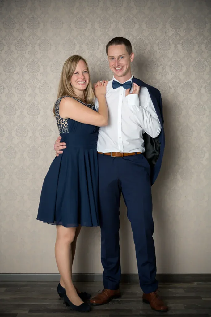 Elegantes Paarshooting in Zofingen mit festlich gekleidetem Paar vor ruhiger Studiokulisse