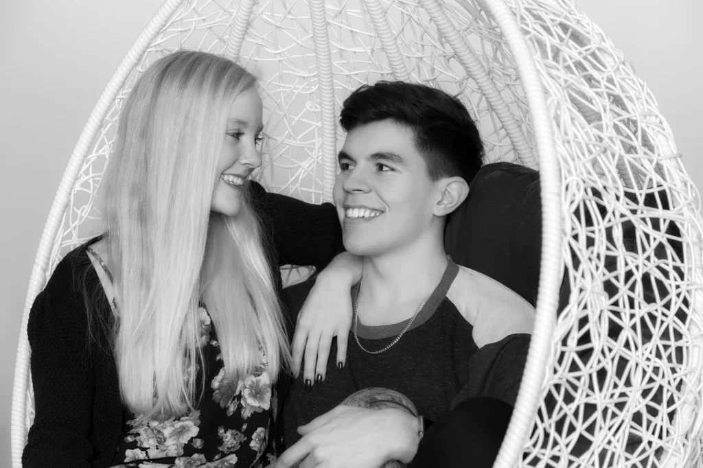 Schwarzweiss-Paarfoto im Fotostudio mit natürlicher Nähe und entspanntem Blickkontakt