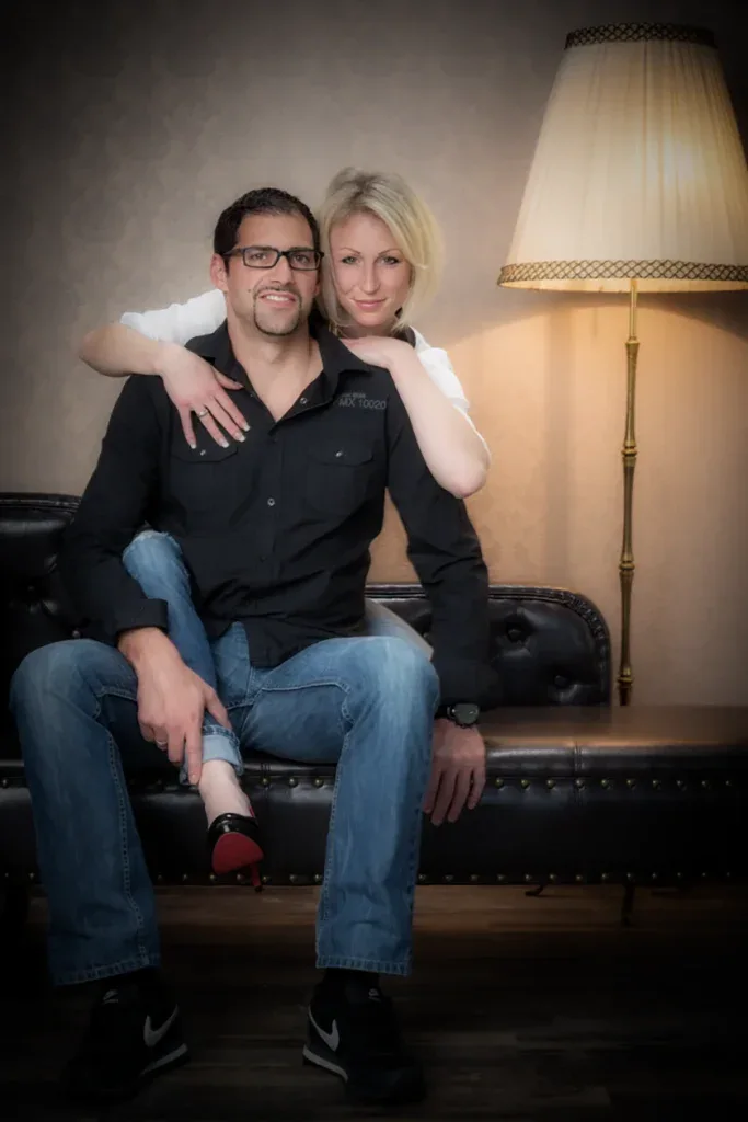 Paarshooting in Zofingen mit Paar auf Sofa, warmer Lampe und ruhiger Studioatmosphäre