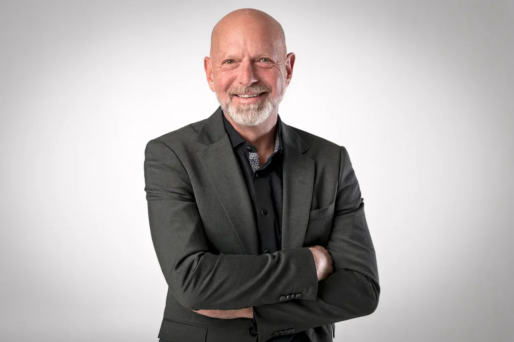 Professionelles Businessportrait eines Mannes im Anzug mit freundlichem Ausdruck im Fotostudio Fokus in Zofingen