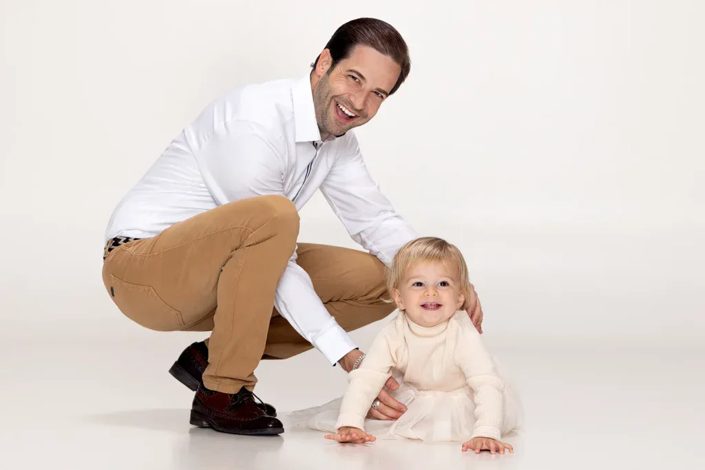 Liebevolles Vater-Tochter Foto in Zofingen mit Kleinkind, hellem Studiohintergrund und natürlichem Lächeln