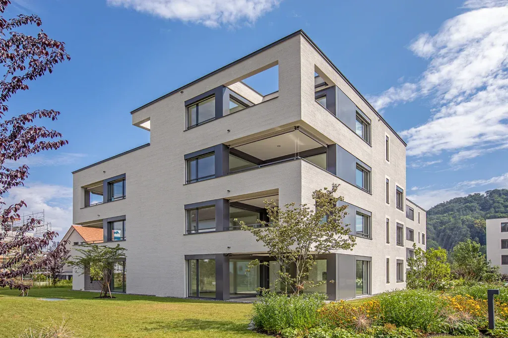 Aussenansicht eines modernen Mehrfamilienhauses mit grossen Balkonen und klarer Fassadengestaltung in Gränichen.