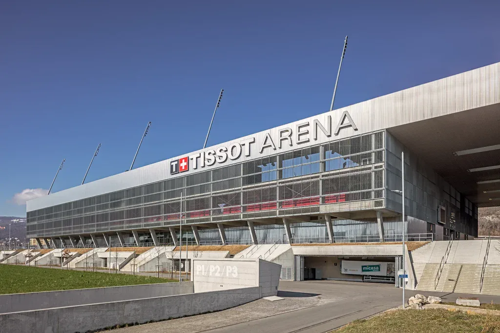 Aussenansicht der Tissot Arena in Biel mit markantem Schriftzug, Glasfront und breiter Zugangstreppe.