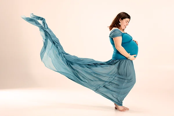 Schwangere Frau in blauem Kleid bei einem Babybauch-Shooting im Fotostudio Fokus in Zofingen.