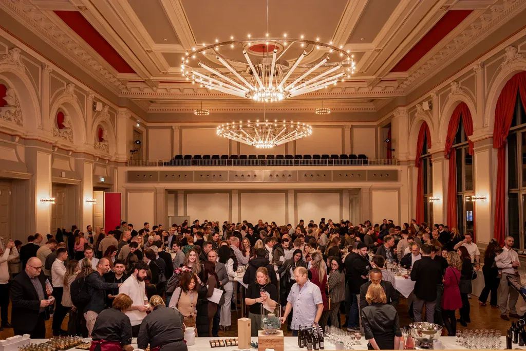 Viele Gäste unterhalten sich beim Networking im historischen Saal des Stadttheaters Olten.