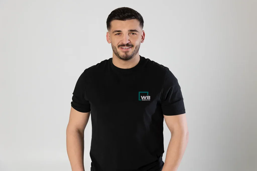 Businessportrait eines Mitarbeiters eines Bauunternehmens vor neutralem Hintergrund für Teamseite und Firmenauftritt.