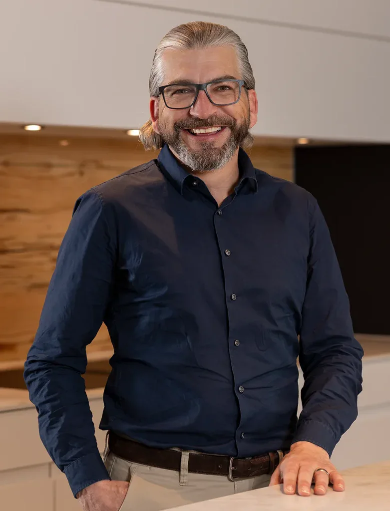 Businessportrait eines Küchenfachberaters in Hunzenschwil in einem hochwertigen Showroom für Unternehmenskommunikation.